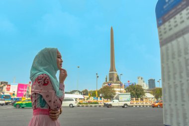 Vctory Anıtı 'ndaki otobüs durağında bekleyen İslam kadını..