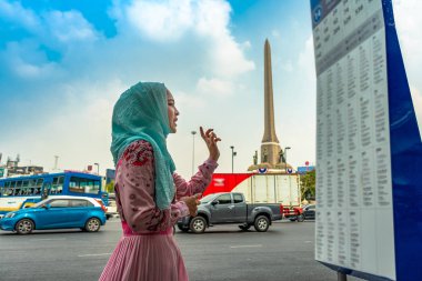 Vctory Anıtı 'ndaki otobüs durağında bekleyen İslam kadını..
