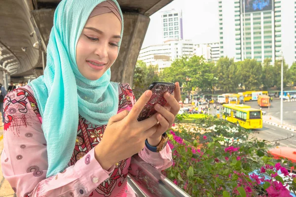 Güzel İslami kızlar tren beklerken cep telefonu kullanırlar.