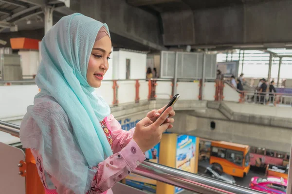 Güzel İslami kızlar tren beklerken cep telefonu kullanırlar.