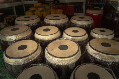 Bitmiş davul seti satılmaya hazır.