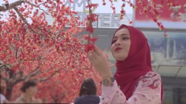 Bangkok 'taki Siamsquar Merkezi' nde Sakura çiçeğiyle çekilmiş güzel bir selfie.