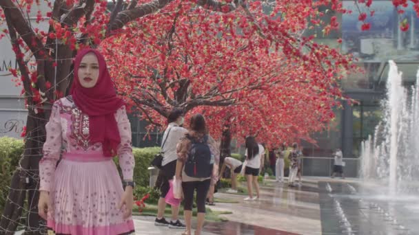 Повільний Рух Красивої Ісламської Леді Червоному Костюмі Перед Фонтаном Центральному — стокове відео