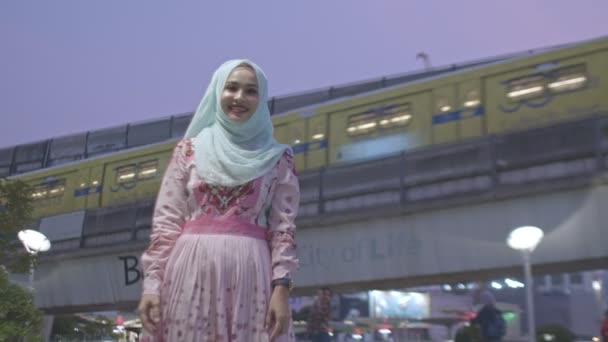 Vackra Islamiska Flickor Overpass Bts Himlen — Stockvideo