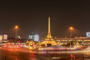 Bangkok, Tayland-Şubat, 20. 2020: Bangkok Tayland 'ın merkezindeki zafer anıtı etrafında geceleyin Angkok