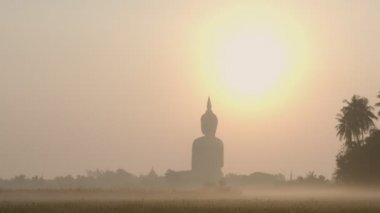 Tayland 'ın yüce Buda' sının başındaki güneş Muang Ang Thong Tayland 'da.. 
