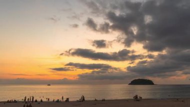 Kata plajında gün batımında bulutlu