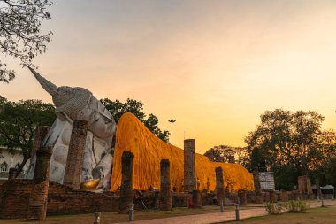 Wat Khun Inthapramun 'da gün batımı Sukhothai döneminde inşa edilen bir tapınaktır. Bu tapınağın imzası büyük, güzel, yaslanmış Buda 'dır..