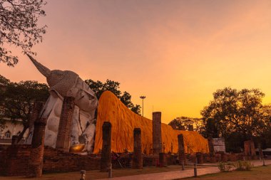Wat Khun Inthapramun 'da gün batımı Sukhothai döneminde inşa edilen bir tapınaktır. Bu tapınağın imzası büyük, güzel, yaslanmış Buda 'dır..