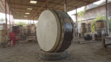 Sabai Chai Drum eski günlerde muhafızları savaştan uzak tutmak için kullanırdı. Cesur askerlerin zaferi için savaşması ve cesaretlendirilmesi için Melodi için savaşırdı..