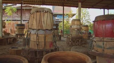 Hayvan derisini davulun önüne bağlama işlemi için .derinin davulun ön tarafından sıkıca çekilip sonra sola çekilmesi ve sıkılaştırılması gerekir...