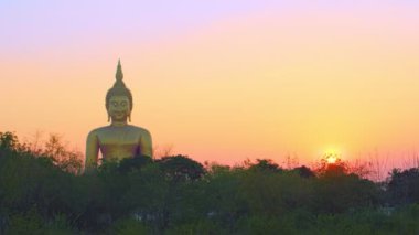 Hava manzaralı Phuket Büyük Buda güzel bir günbatımında. Heykelin güzelliği büyüleyici doğayla mükemmel bir şekilde örtüşüyor. Bulut manzara arkaplanı.