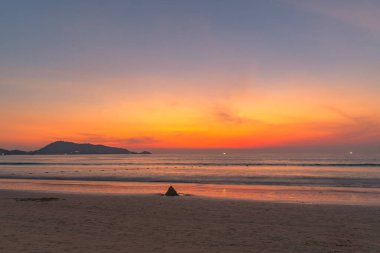 Patong sahilinde gün batımı, Phuket, Tayland.