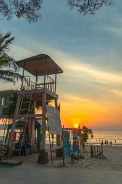 Patong Sahili, Phuket, Tayland 'daki Cankurtaran Kulesi' nde gün batımı.