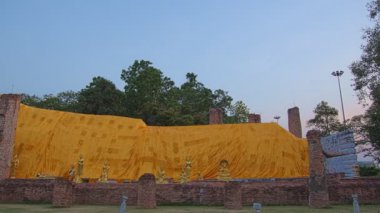 Wat Khun Inthapramun 'da gün batımı Sukhothai döneminde inşa edilen bir tapınaktır. Bu tapınağın imzası büyük, güzel, yaslanmış Buda 'dır. - Enfes ve eski. Tapınak harabe ama Buda tamamen mükemmel.
