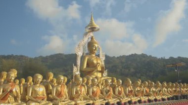 Nakornnayok 'daki Makha Bucha Budist Anıt Parkı' ndaki takipçi heykelinin merkezindeki büyük Buda heykeli..