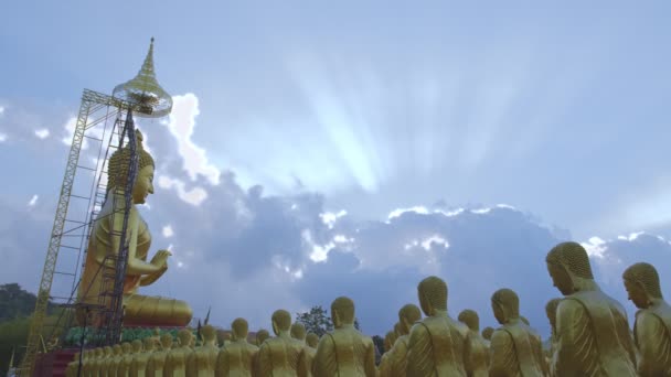 Ljus Genom Himlen Över Buddha Statyer — Stockvideo