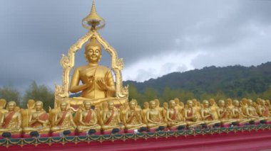 Makha Bucha Budist Anıt Parkı 'ndaki Buda heykelleri.
