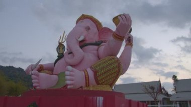 Ganesha gün doğumundaki başarı tanrısı Ganesha Hindu Tanrı ve Nakornnayok 'daki Makha Bucha Budist Anıt Parkı' ndaki başarı tanrısı.