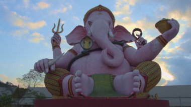 Ganesha gün doğumundaki başarı tanrısı Ganesha Hindu Tanrı ve Nakornnayok 'daki Makha Bucha Budist Anıt Parkı' ndaki başarı tanrısı.
