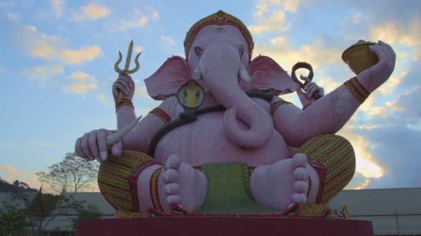 Ganesha日出成功之王Ganesha印度教神和成功之神在泰国Nakornnayok省Makha Bucha佛教纪念公园 — 图库视频影像