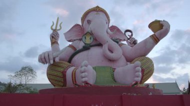 Ganesha gün doğumundaki başarı tanrısı Ganesha Hindu Tanrı ve Nakornnayok 'daki Makha Bucha Budist Anıt Parkı' ndaki başarı tanrısı.