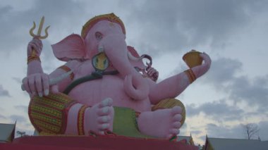 Ganesha gün doğumundaki başarı tanrısı Ganesha Hindu Tanrı ve Nakornnayok 'daki Makha Bucha Budist Anıt Parkı' ndaki başarı tanrısı.