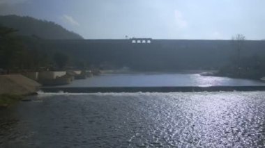 Khun Dan Barajı Kings projesine göre inşa edildi. Kral, Khun Han Phithak Phraiwan veya Khun Dan 'in cesaretini onurlandırmak için barajın adını Khun Dan Prakan Chon Barajı olarak verdi.