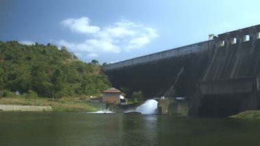 Khun Dan Dam, Nakhon Nayok 'un yeni bir turistik cazibesi. Barajın sırtından Khao Yai Ulusal Parkı' nın manzarasını ve barajın arkasından Nakhon Nayok 'un manzarasını görebilirsiniz..
