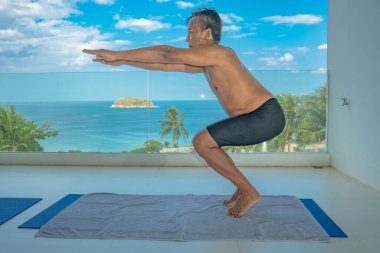 Vücudun hastalığa karşı savaşabilmesi ve bağışıklık virüsü Covid 1 olabilmesi için evde yoga yaparak egzersiz yapmak.