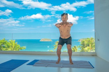 Vücudun hastalığa karşı savaşabilmesi ve bağışıklık virüsü Covid 1 olabilmesi için evde yoga yaparak egzersiz yapmak.