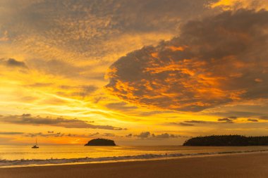 Güzel bulut altın gökyüzünde gün batımında Kata plajı Phuket Tayland 'da