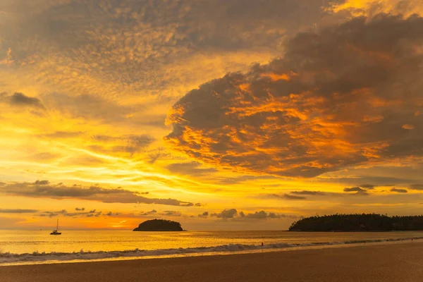 Bela Nuvem Céu Dourado Pôr Sol Praia Kata Phuket Tailândia — Fotografia de Stock
