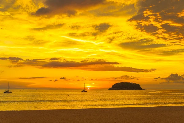 Bela Nuvem Céu Dourado Pôr Sol Praia Kata Phuket Tailândia — Fotografia de Stock