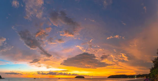 Bela Nuvem Céu Dourado Pôr Sol Praia Kata Phuket Tailândia — Fotografia de Stock