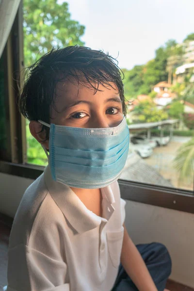 Pojke Bär Ansiktsmask För Att Skydda Virus Covid — Stockfoto