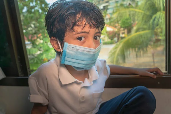 Pojke Bär Ansiktsmask För Att Skydda Virus Covid — Stockfoto