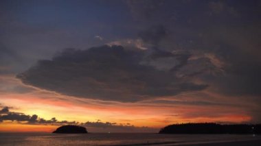 Güzel bulut altın gökyüzünde gün batımında Kata plajı Phuket Tayland 'da
