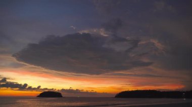 Güzel bulut altın gökyüzünde gün batımında Kata plajı Phuket Tayland 'da