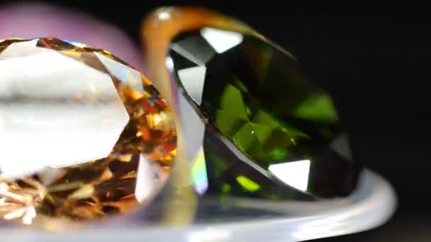 回転式ディスプレイスタンドにセットされたダイヤモンドダイヤモンドの輝きを見るために — ストック動画