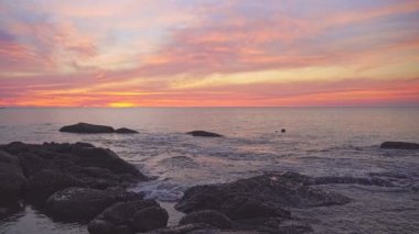 Karon sahilinde gün batımında çarpıcı kızıl gökyüzü Phuket Tayland