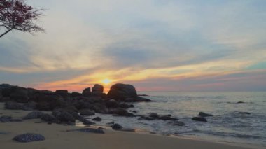 Karon sahilinde gün batımında çarpıcı kızıl gökyüzü Phuket Tayland