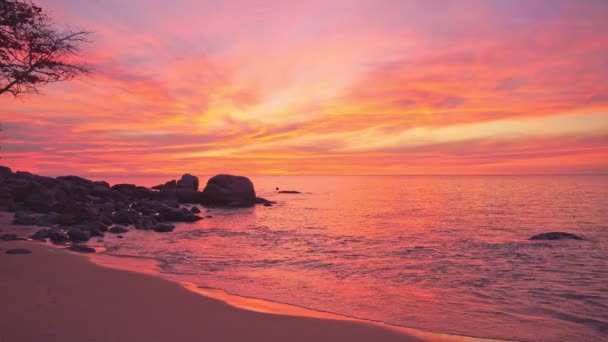 Потрясающее Красное Небо Закате Над Морем Пляже Карон Пхукет Таиланд — стоковое видео
