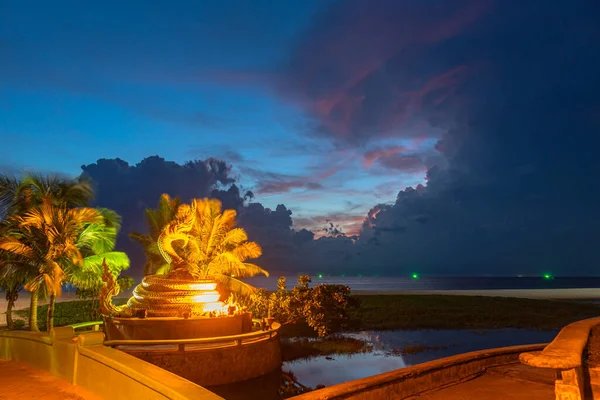 Grande Estátua Naga Crepúsculo Azul Praia Karon Phuket Tailândia — Fotografia de Stock