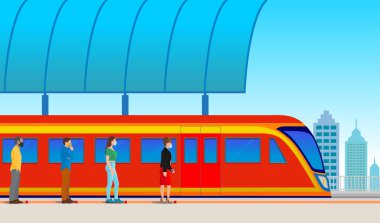 İnsanlar tren istasyonunda tren beklerken mesafelerini korumak için kuyruğa giriyorlar.