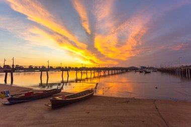 Chalong rıhtımında gün doğumu. Chalong Körfezi, Phuket 'in en önemli marinasıdır. İskelede iki rıhtım ve gümrük vardır.