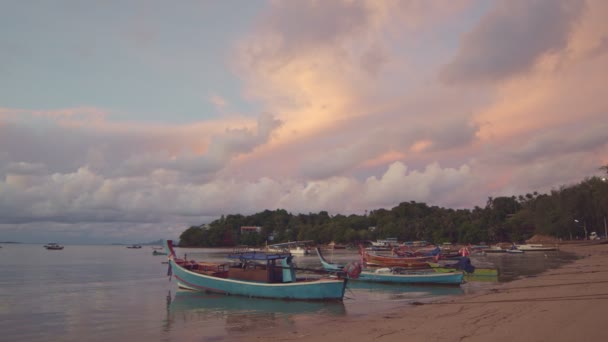 美丽的日出在拉瓦伊海滩上方 拉瓦伊海滩位于普吉岛的尽头 — 图库视频影像