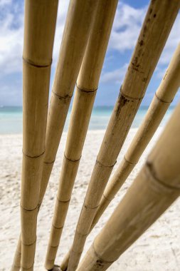 Beyaz sahil ve Bambu, Boracay Adası, Filipinler.