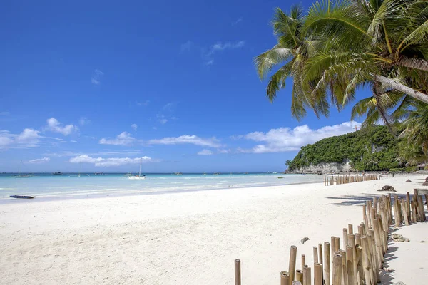 Beyaz sahil ve Bambu, Boracay Adası, Filipinler.