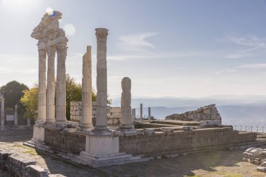 Türkiye 'nin antik Pergamon kentindeki Trajan tapınağı.